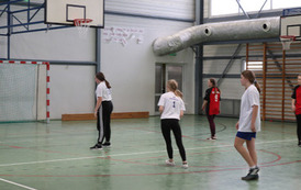 IV miejsce drużyny dziwcząt w koszyk&oacute;wce (4)