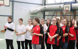 IV miejsce drużyny dziwcząt w koszyk&oacute;wce (2)