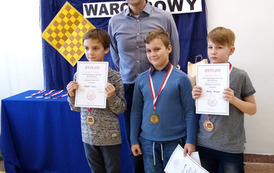 Sukcesy naszych uczni&oacute;w w Powiatowym Turnieju Mistrz warcab&oacute;w (5)