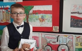 Pięciu uczni&oacute;w z nagrodami w XII Gminnym Konkursie Plastycznym - Flaga Narodowa (16)
