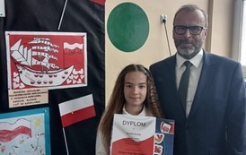Pięciu uczni&oacute;w z nagrodami w XII Gminnym Konkursie Plastycznym - Flaga Narodowa (13)