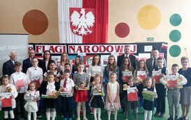 Pięciu uczni&oacute;w z nagrodami w XII Gminnym Konkursie Plastycznym - Flaga Narodowa (12)