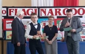 Pięciu uczni&oacute;w z nagrodami w XII Gminnym Konkursie Plastycznym - Flaga Narodowa (11)