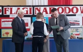 Pięciu uczni&oacute;w z nagrodami w XII Gminnym Konkursie Plastycznym - Flaga Narodowa (10)