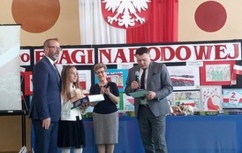 Pięciu uczni&oacute;w z nagrodami w XII Gminnym Konkursie Plastycznym - Flaga Narodowa (7)