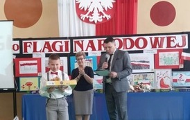 Pięciu uczni&oacute;w z nagrodami w XII Gminnym Konkursie Plastycznym - Flaga Narodowa (6)