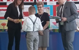 Pięciu uczni&oacute;w z nagrodami w XII Gminnym Konkursie Plastycznym - Flaga Narodowa (5)