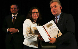 Pani Ewelina Kujawska wyr&oacute;żniona w plebiscycie Nauczyciel na Medal! (1)