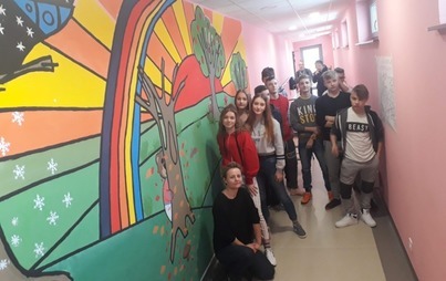 Zdjęcie do Gimnazjaliści Przedszkolakom, czyli o tym, jak powstał mural Miś idzie do przedszkola